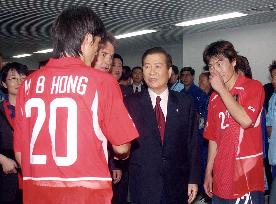 Kim celebrates S. Korea's victory in World Cup